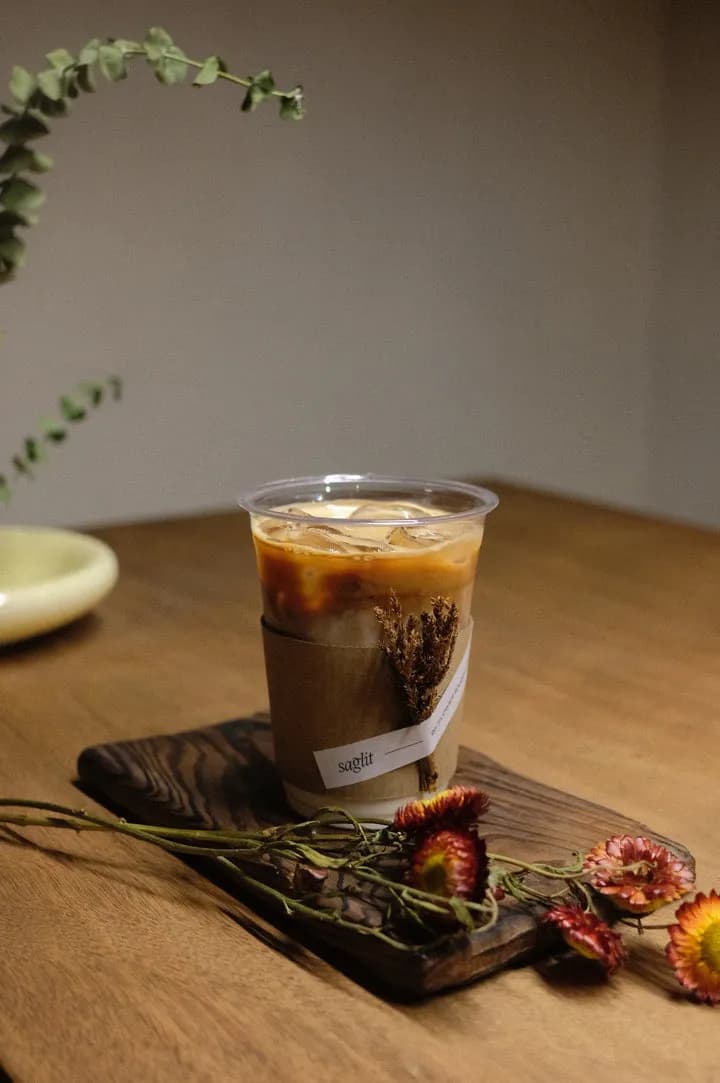 Cafe latte with leaf-shaped foam art