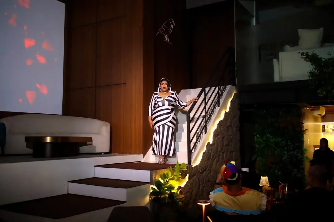 A performer on the lounge staircase during an evening show.
