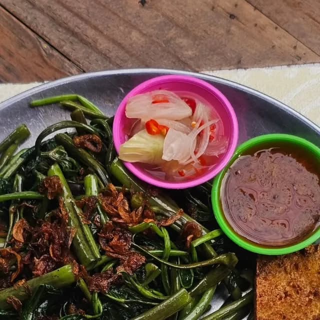 Stir-fried morning glory with pickles and dipping sauce