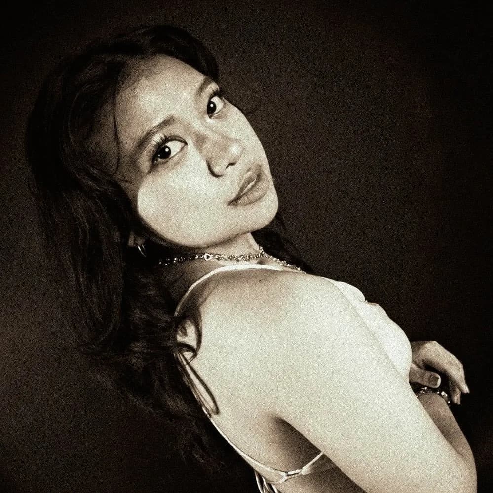 Rae's Instagram profile picture.